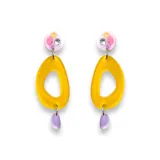 Aros de edición limitada, elaborados con porcelana fría y acrílico, con pasador en acero quirúrgico y diseño colorido.