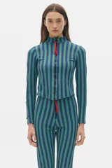 Campera ajustada de lycra negra con cierre frontal y detalles de líneas blancas.