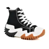 Zapatillas deportivas de caña alta color blanco con suela gruesa en dos tonos: blanco y marrón en la parte delantera, y blanco y negro en la parte trasera.