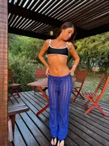 Pantalón largo de tejido de punto calado color azul eléctrico, con cintura ajustable mediante cordón.