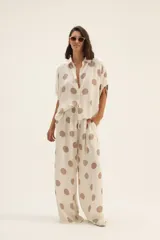 Pantalón palazzo color crudo con lunares marrones.
