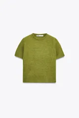 Jersey de punto color verde oliva, de manga corta y cuello redondo.