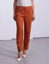 Pantalón negro de gabardina elastizada, corte recto, con bolsillos delanteros y traseros. Marca Zac & Rachel.