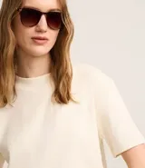 Remera color mostaza de algodón peruano, con cuello redondo, manga corta y corte recto.