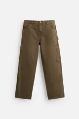 Pantalón color verde oliva de corte recto, confeccionado en algodón. Cuenta con bolsillos frontales, traseros y laterales tipo cargo, además de una tira multifunción.