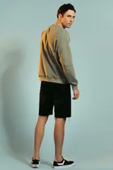Sweatshirt color marrón claro con cuello redondo y puños ajustados.
