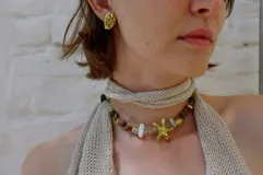 Collar de alpaca con cuentas de labradorita, jaspe rojo y cuarzo lima. Incluye una estrella de mar realizada a mano y una perla de río natural.