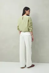 Pantalón blanco de algodón con corte recto y bolsillos delanteros grandes.