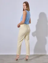 Pantalón de gabardina en color amarillo con estampado de rayas, con bolsillos simulados en la parte delantera.