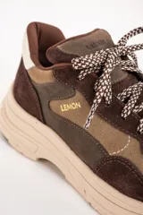 Zapatillas deportivas de cuero marrón con detalles en beige y blanco.