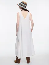 Vestido largo negro de lino, con escote en V, breteles anchos y tajo frontal.