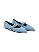 Ballerinas de denim celeste con punta fina y correa sobre el empeine con hebilla metálica.