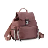 Mochila verde militar de nylon con tapa y broche metálico. Tiene apertura superior con cierre marinero, bolsillos internos, bolsillo con cierre metálico al frente y laterales. Incluye asas rígidas de mano y correas regulables para colgar en la espalda.