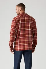 Camisa de franela a cuadros color ladrillo, con bolsillos frontales y corte recto.