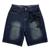 Bermuda de denim con estampado de calaveras, corte regular fit y tiro mediano.
