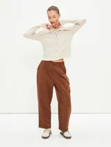 Pantalón negro de vestir con pinzas, corte holgado y tiro alto.