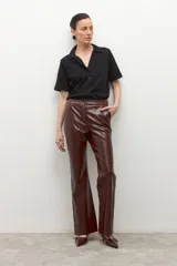 Pantalón de eco cuero color marrón oscuro (chocolate) con textura de cocodrilo (crocco) y corte recto/acampanado.