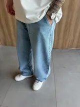 Jean celeste de corte amplio, estilo baggy.