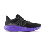 Championes de running New Balance modelo 411V3, color negro con suela violeta, capellada de malla y logo "N" en el lateral.