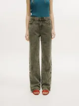 Pantalón de denim verde oliva con efecto gastado, corte recto, tiro medio y botones metálicos en el lateral inferior.