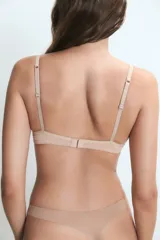 Conjunto de lencería blanco, compuesto por un soutien taza soft con aro y bombacha tipo culotte.