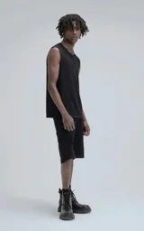 Sudadera sin mangas color negro, con cuello redondo y tejido de punto calado.