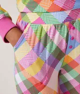 Pijama largo de poliéster con estampado de cuadros multicolores, puños ajustados de canalé, cuello redondo y bolsillo en el pecho.