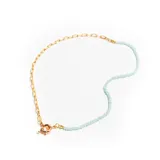 Collar de 45 cm con combinación de cadena dorada y cuentas celestes, ideal para usar solo o en capas.