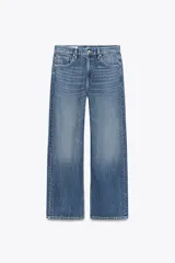 Pantalón de jean azul de corte ancho, tiro alto y efecto lavado.