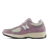 Championes New Balance modelo 2002, color lila, con detalles en gris y blanco.
