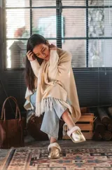 Pantuflas marrones con interior de corderito color crema.