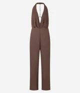 Mono pantalón largo de satén texturizado color marrón chocolate, con escote halter y espalda descubierta.