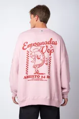 Buzo negro de corte oversize con cuello redondo y mangas largas. Presenta un pequeño logo estampado en el pecho y un diseño de empanadas y textos en la manga.