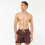 Short de baño marrón con estampado geométrico en blanco y negro, cintura elástica y cordón ajustable blanco.