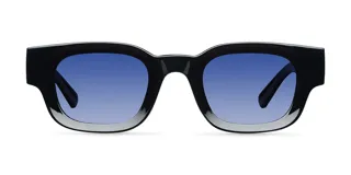 Lentes de sol de montura gruesa (bold) color negro, con forma cuadrada y lentes polarizadas con degradado azul.