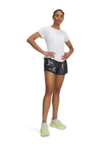 Short deportivo Under Armour Fly By 3.0 Printed para mujer, color negro con estampado abstracto en gris. Cuenta con cintura elástica, logo reflectivo y bolsillo lateral con cierre.