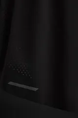 Shorts de running color verde oliva confeccionados en tejido técnico ligero y elástico con forro interior. Cintura elástica ajustable con cordón interior, bolsillo multifunción en la malla interior, bajo con corte al láser y logo estampado en la pernera.