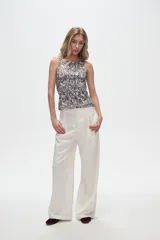 Pantalón de lino y viscosa color blanco, de corte ancho y tiro alto, con pinzas en la cintura.