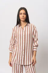 Camisa a rayas verticales color marrón y blanco, de corte recto y mangas largas.