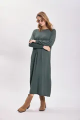Vestido largo de punto color verde con cuello redondo y mangas largas.