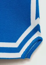 Short de punto fino color azul con cintura elástica y rayas horizontales blancas en cintura y ruedo.