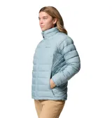 Chaqueta acolchada Columbia, color azul claro, con cierre frontal y cuello alto. Presenta costuras horizontales y bolsillos laterales con cierre.