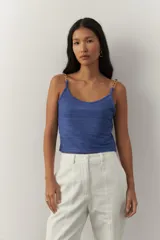 Top sin mangas de cuello redondo, con tramado y breteles en cadena, ideal para looks elegantes.