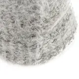 Gorro de lana tejido a crochet color gris claro.