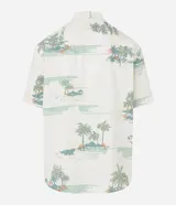 Camisa de manga corta con estampado de palmeras y motivos playeros en tonos celeste y verde sobre fondo blanco.