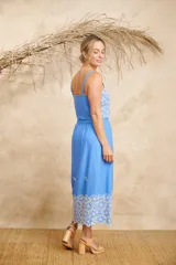 Conjunto de pollera midi y crop top celeste, con bordado de flores blancas.