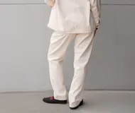 Pantalón de jean color crudo con corte recto y detalle de piedras de colores en los bolsillos.