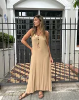 Vestido largo color camel de viscosa con escote de viscosa seda al tono y tiras reajustables.