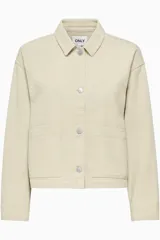 Chaqueta corta color beige con cuello clásico, bolsillos frontales y cierre con botones.