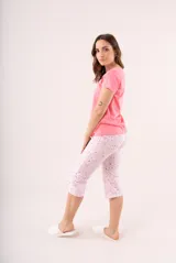 Pijama de manga corta color azul, con pantalón capri estampado en tonos celestes.